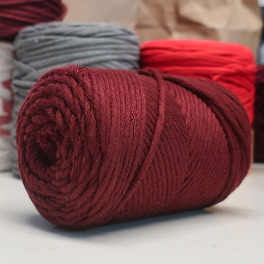 Macramé rustique en coton rouge foncé