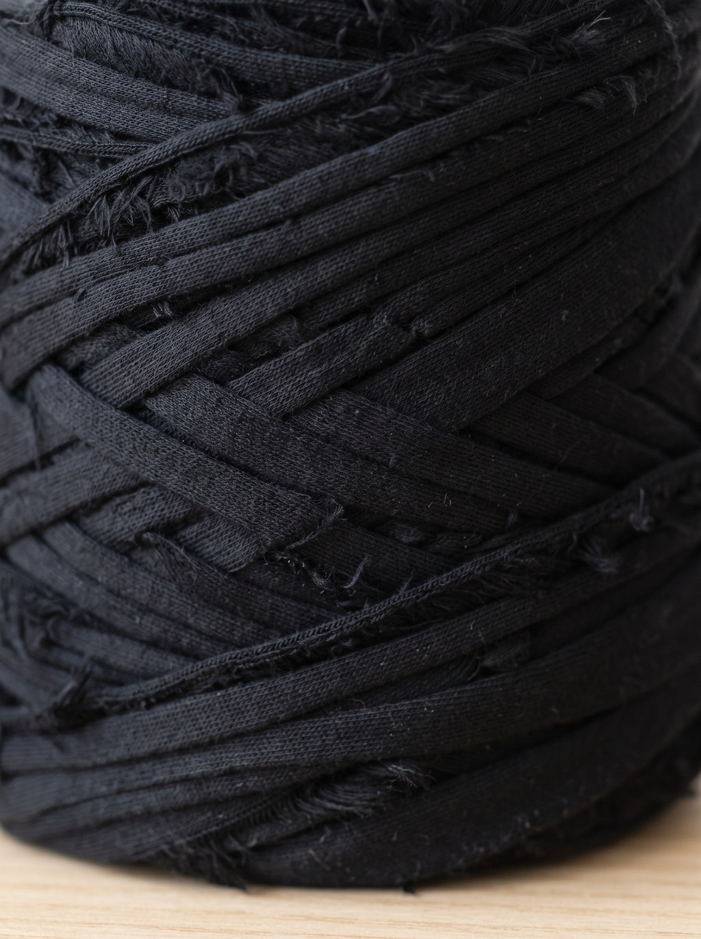 Preto Intenso Franjado - Trapilho / Fio de Malha Reciclado 120m | WelcomeYarn