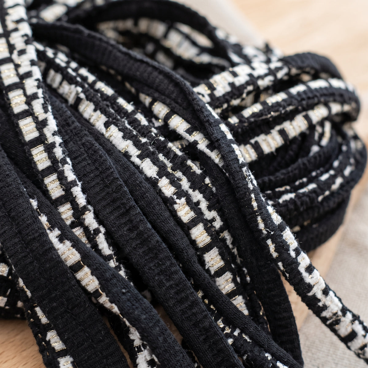 Trapilho Reciclado WelcomeYarn 120m – Preto Gráfico e Lurex Prata | Fio de Malha Made in Portugal
