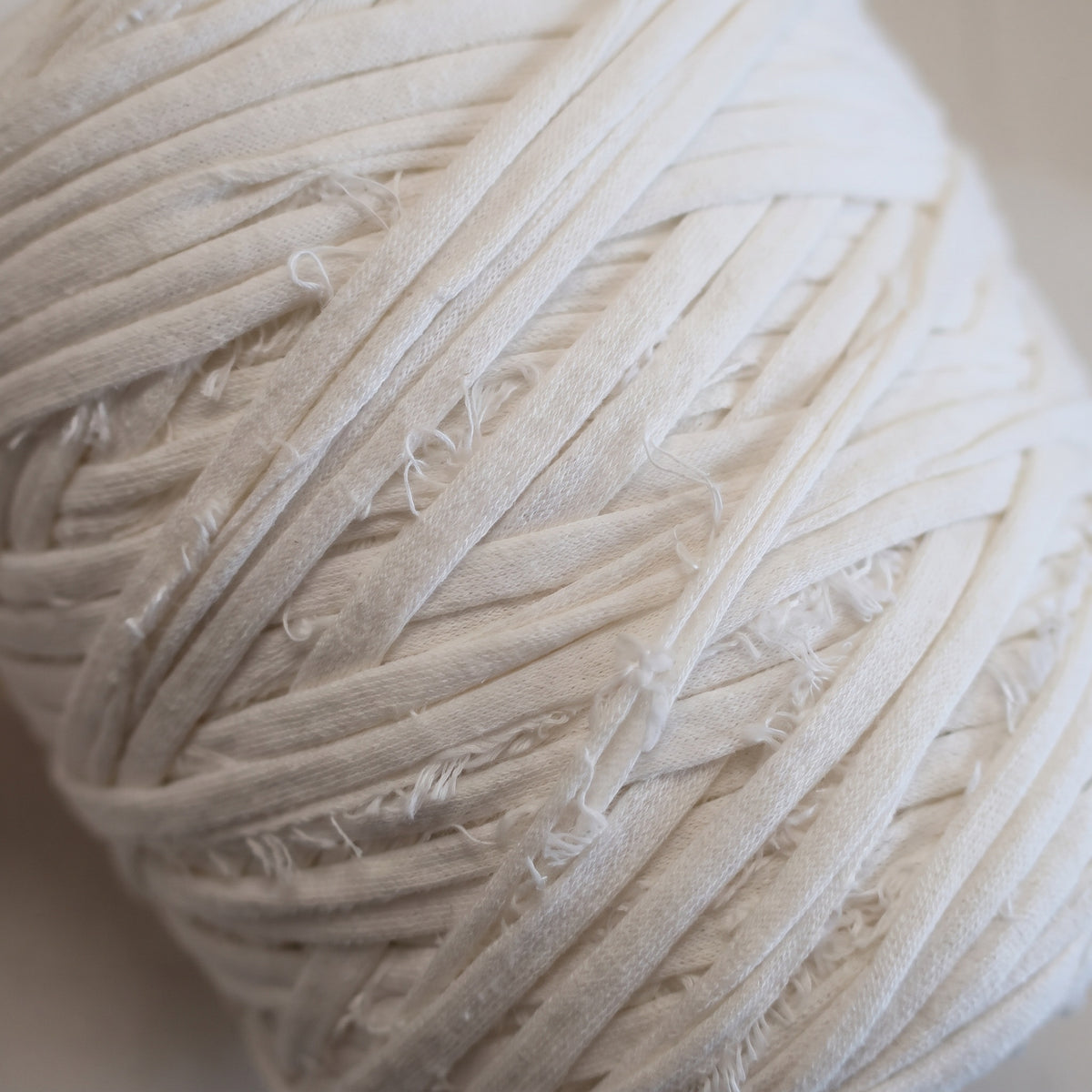 Trapilho Reciclado WelcomeYarn 120m – Branco Marfim | Fio de Malha Made in Portugal