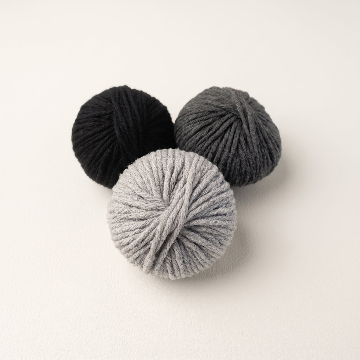 Pack 3 Mini Bolas de Barbante XL WelcomeYarn – Algodão Reciclado 3mm (Preto, Cinza Escuro e Cinza Claro)
