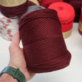 Macramé rustique en coton rouge foncé