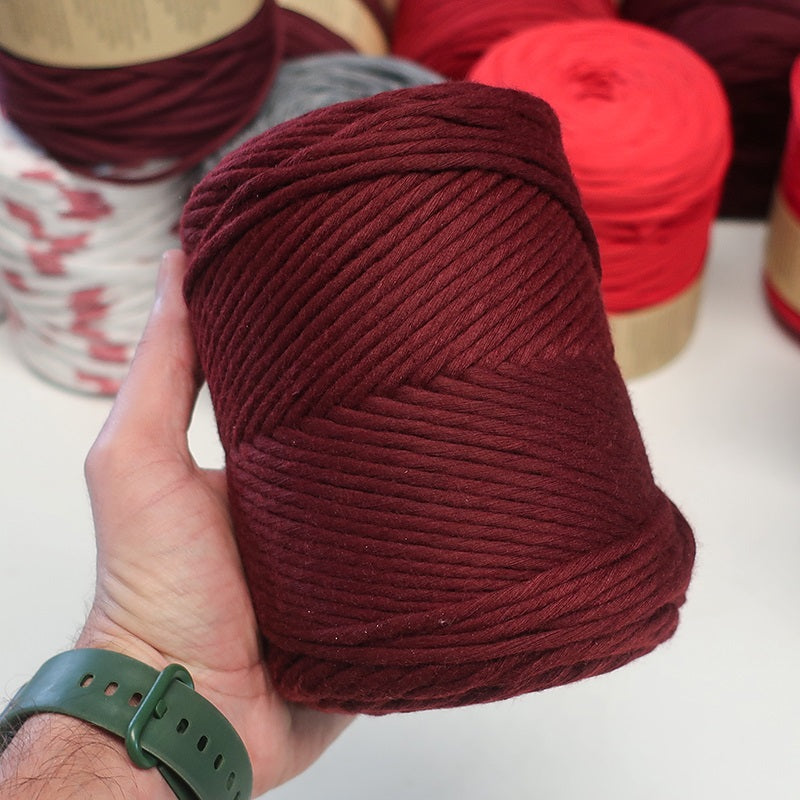 Macramé rustique en coton rouge foncé